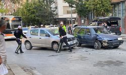 Eskişehir Atatürk Caddesi'nde iki araç çarpıştı: Trafik durdu!