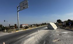 Tır kontrolden çıkınca mermerler yola savruldu...