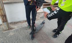 Elektrikli scooterdan düşerek yaranlandı!