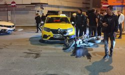 Eskişehir'de taksi motosiklete çarptı: Sürücü yola savruldu!