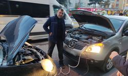 Eskişehir'de yolda kalan aracı elektrik kablosu ile kurtardı