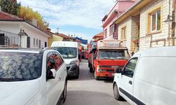 Eskişehir'de pazar yolu araçlarla kapatıldı!