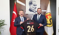 Vali Aksoy'dan Eskişehirspor'a ziyaret: Hak ettiği yer Süper Lig!