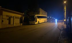 Eskişehir'de bir otobüs kaldırımı boydan boya işgal etti