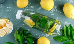 Sabahları limonlu su içmek gerçekten işe yarıyor mu?