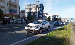 Yaya geçişinden geçen motosikletliye otomobil çarptı!