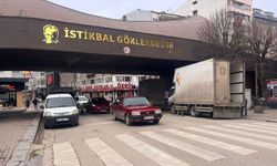 Eskişehir trafiğinde duraklama yapan araçlar tepki çekti