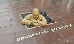 Eskişehir'deki işçi heykeli görenlerin ilgisini çekiyor