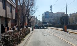 Eskişehir'de yol kesimine park edilen araç trafiği sıkıştırdı