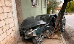 Kütahya'da ehliyetsiz genç, polisten kaçarken kaza yaptı!