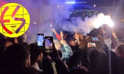 Eskişehirspor taraftarları tesislerde geceyi aydınlattı