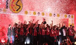 Eskişehirsporlular şampiyonluğu doyasıya kutladı