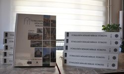 Eskişehirli profesör yazdığı 11 ciltlik eseri bağışladı