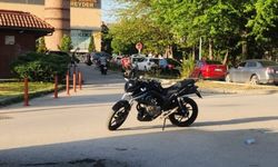 Caddenin ortasına park edilen motosiklet pes dedirtti