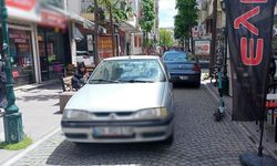 Eskişehir'de trafiğe kapalı alanı işgal ederken yayaları tehlikeye attı