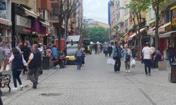 Asarcıklı Caddesi'nde uygun fiyatlı alışveriş yoğunluğu