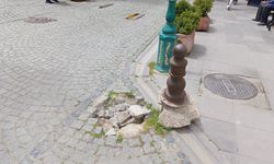 Eskişehir'de yerinden çıkan duba tehlike saçıyor