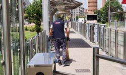 Eskişehir'de tramvay yolu ve duraklarında temizlik çalışması
