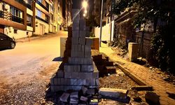 Eskişehir'de yol kenarındaki tuğlalar tehlike saçtı!