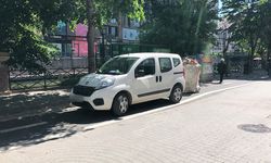 Eskişehir'de yeni yapılan bisiklet yoluna park engeli