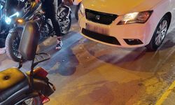 Kırmızı ışıkta bekleyen motosiklete otomobil çarptı