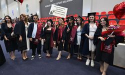 Anadolu Üniversitesi’nde mezuniyet coşkusu sürüyor