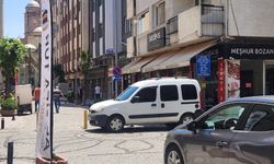 Eskişehir'de park edilen araçlar yayaları ve trafiği zorlaştırıyor