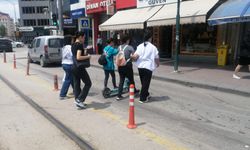 Eskişehir'de bazı yayalar canını hiçe sayıp kural tanımadılar