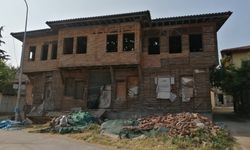Eskişehir'de çökmeye yüz tutan binaya müdahale!