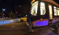 (ÖZEL) Seyir halindeki tramvaya asılarak paten kaydı, uyarıya "Zevkli oluyor" cevap verdi