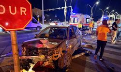 Ters yönde giden otomobil motosiklete böyle çarptı