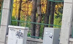 Eskişehir'de elektrik panoları ilan panosuna döndü