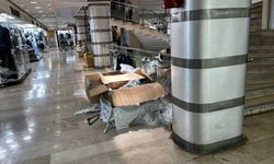 Vatandaşlar geçemiyor, dükkan önleri koli dolu