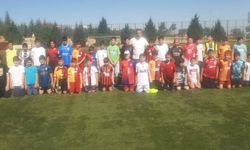 Yaz futbol okulunda eğitimlere devam