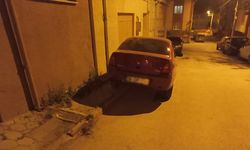 Eskişehir'de bir araç yayaların yolunu kesti