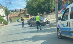 Tavşanlı’da otomobil direğe çarptı: 2 yaralı