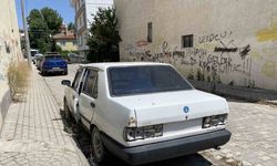 Kapısı açık ve plakasız hurda otomobil dikkat çekti