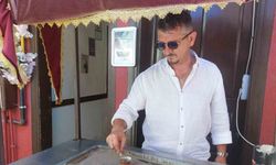 Kızgın kumda kahveyi faklı aromalarla sunuyor