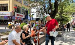 Vatandaşların yaptığı bağışlarla her gün saatlerce ücretsiz su dağıtıyor