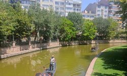 Yüksek sıcaklıklara rağmen turistler gondollardan vazgeçmedi