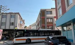 Eskişehir’de belediye otobüsü direği devirdi: Yaralanan olmadı