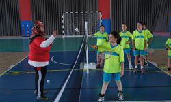 Eskişehir'de minikler badmintonla buluşuyor