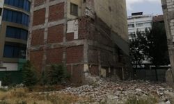 Eskişehir'de hasarlı bina çöktü, çökecek!