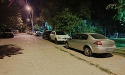 Eskişehir'de işler tersine döndü: Araçlar kaldırımda, yayalar yolda!