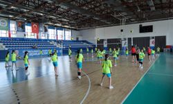 Eskişehir'deki minik voleybolcular sahada buluştu