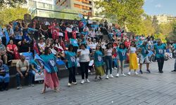 Sağlıkçılardan Eskişehir'de halaylı protesto