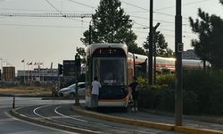 Eskişehir'deki gençlerden tehlikeli hareket: Tramvayın arkasında...