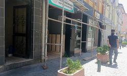 Kaldırım üzerindeki iskele tehlike saçıyor