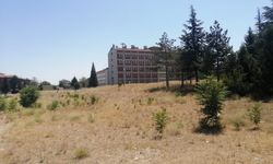 Eskişehir'de terk edilen bina korkutuyor