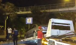 Eskişehir'de kontrolden çıkan otomobil levhaya çarptı